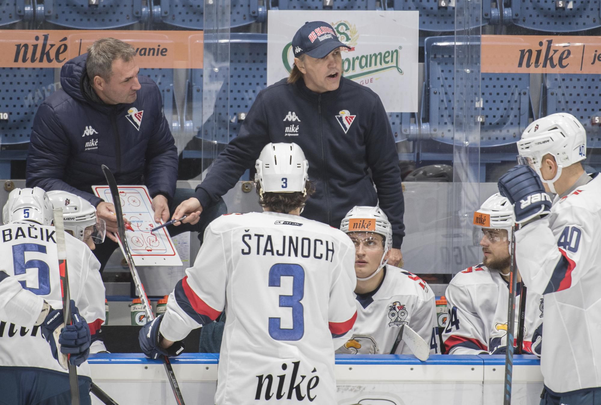Tréner Roman Stantien a hráči HC Slovan Bratislava