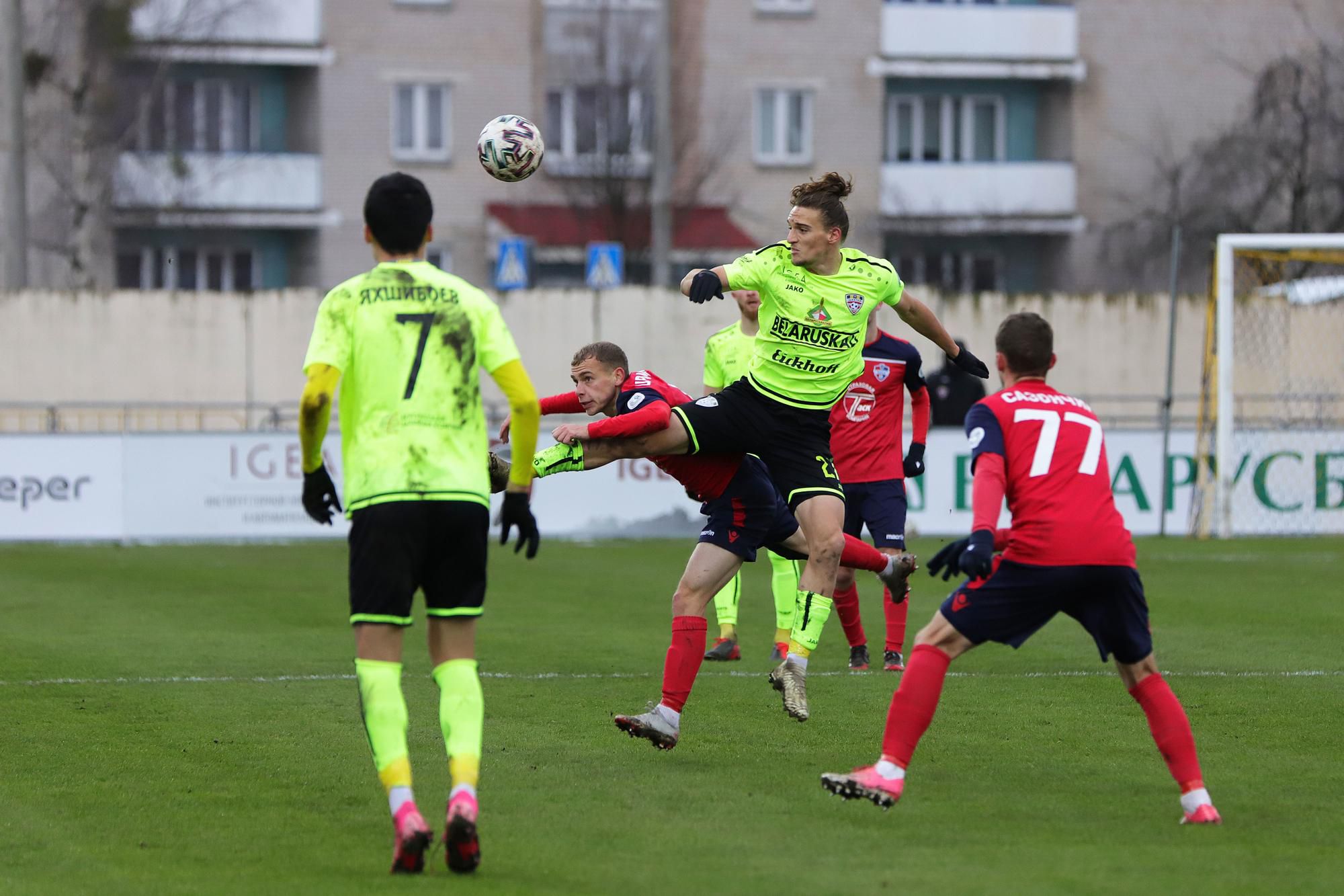 Július Szöke (v strede) vo vyhratom vzdušnom súboji v zápase proti FK Minsk