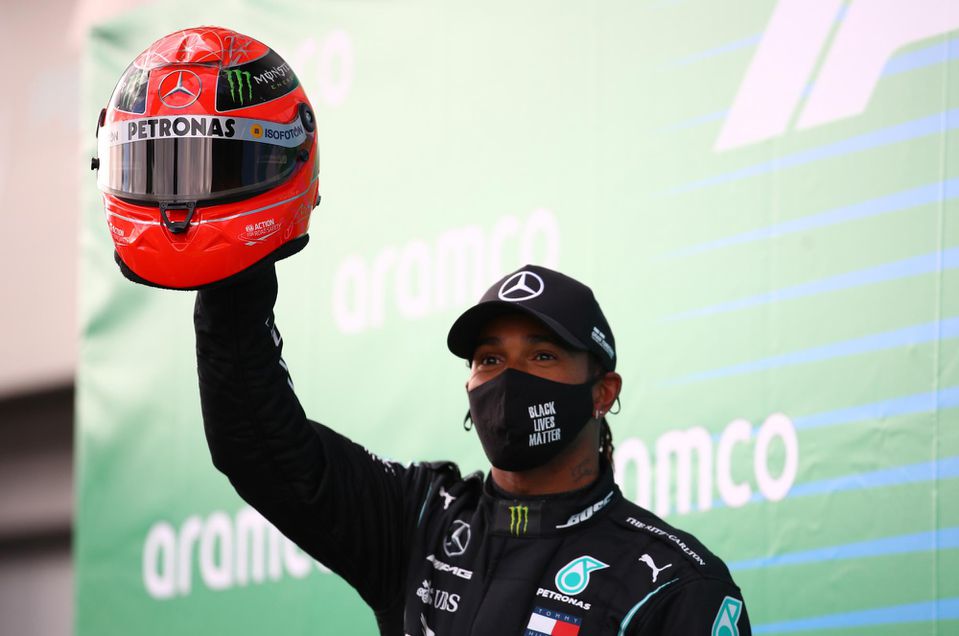 Lewis Hamilton s prilbou Michaela Schumachera