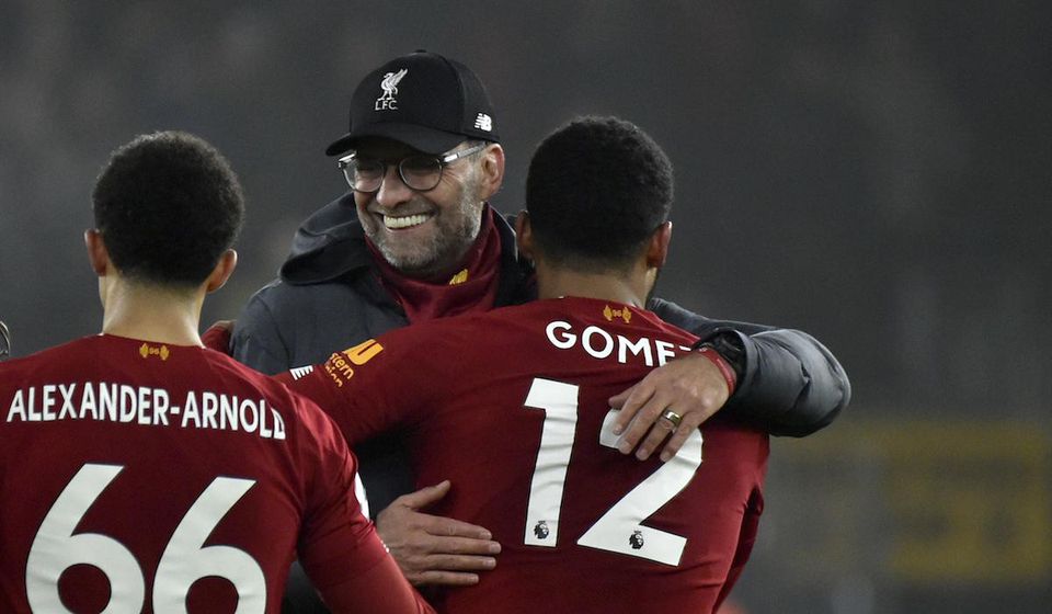 Tréner Liverpoolu Jürgen Klopp (uprostred) oslavuje s hráčmi Trentom Alexandrom-Arnoldom (vľavo) a Joeom Gomezom