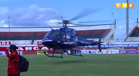 Futbalisti museli so zápasom počkať, vrtuľník doručoval vakcíny