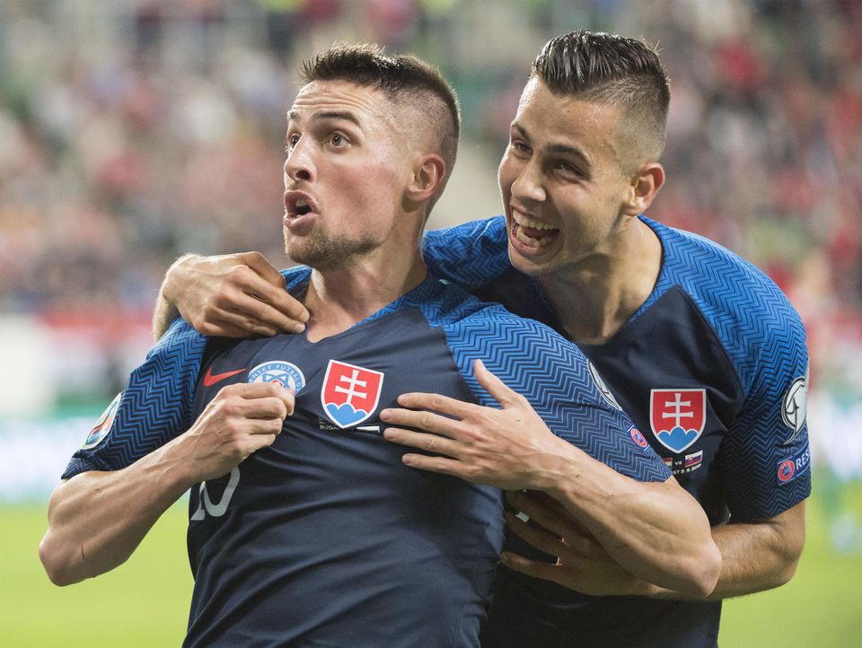 Hráči Slovenska Róbert Mak a Dávid Hancko oslavujú gól.