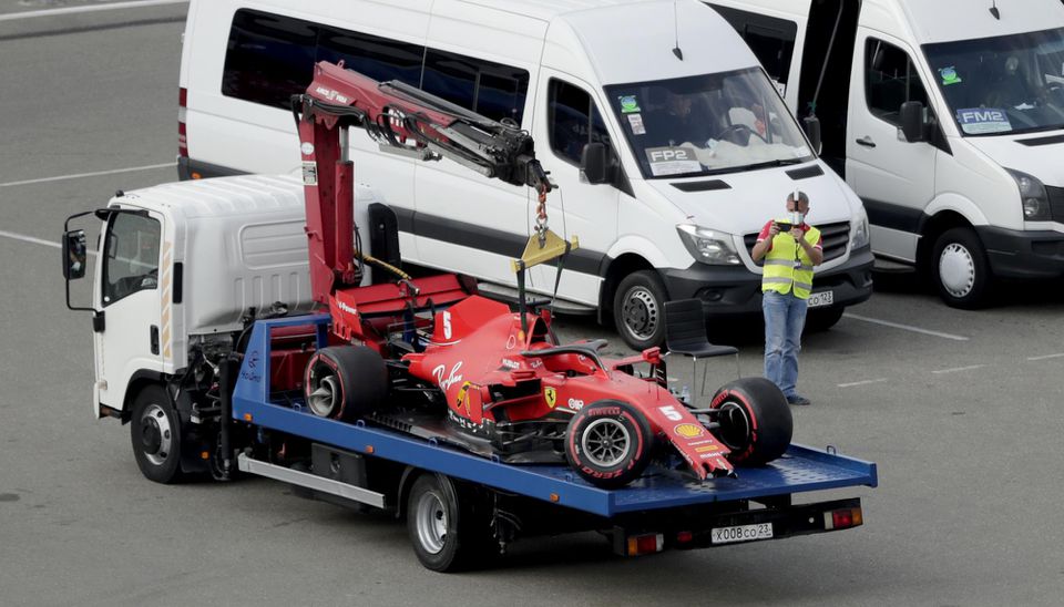 Monopost Sebastiana Vettela po nehode v kvalifikácii na VC Ruska