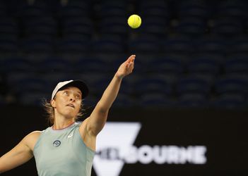WTA Adelaide: Iga Swiateková vo finále hladko zdolala Belindu Benčičovú a oslavuje triumf