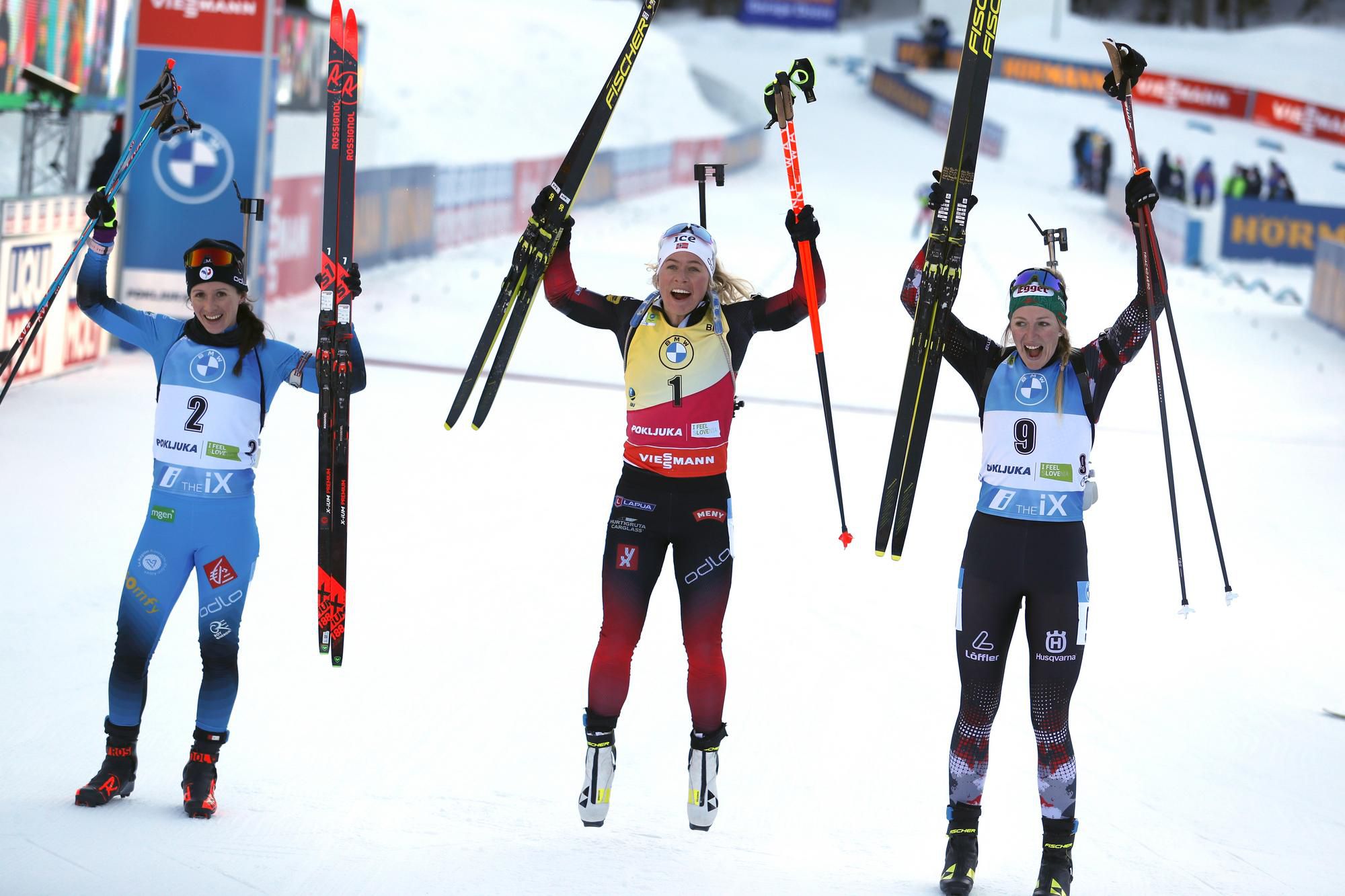 Nórka Tiril Eckhoffová (uprostred) sa teší po víťazstve v stíhačke na 10 km na 52. majstrovstvách sveta v biatlone v slovinskej Pokljuke v nedeľu 14. februára 2021. Druhá skončila Rakúšanka Liisa Theresa Hauserová (vpravo), bronzovú medailu si vybojovala Anais Chevalierová-Bouchetová z Francúzska