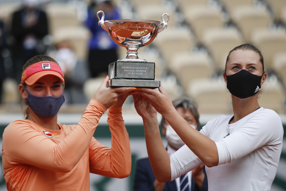 Tímea Babosová a Kristina Mladenovicová pózujú s trofejou pre víťazky ženskej štvorhry Roland Garros 2020