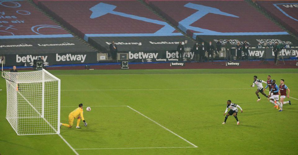 Ademola Lookman zahráva penaltu v zápase proti West Hamu