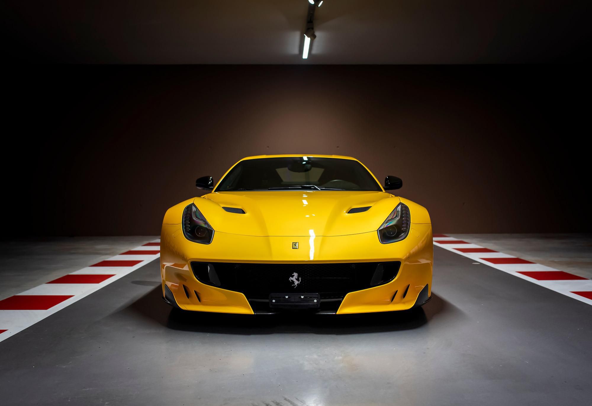 Ferrari F12TDF 2016 - Toto žlté F12TDF si Sebastian Vettel kúpil počas druhého roka pôsobenia vo Ferrari. Auto odkazuje na rely preteky Tour de France, ktoré Ferrari viackrát vyhralo. Tento kúsok disponuje 6,3-litrovým motorom V12 a odjazdil len 1 189 kilometrov.