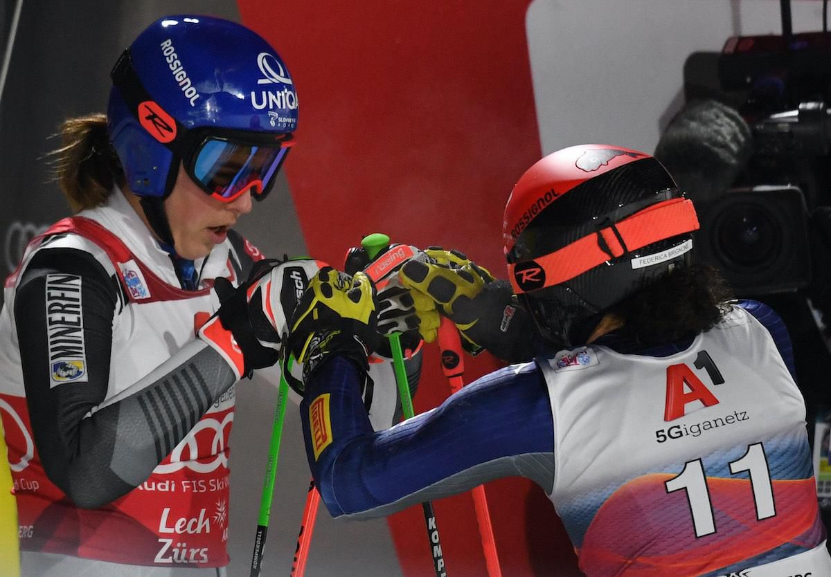 Slovenská lyžiarka Petra Vlhová a Talianka Federica Brignoneová.