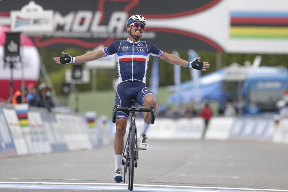Julian Alaphilippe víťazi na MS v cyklistike 2020