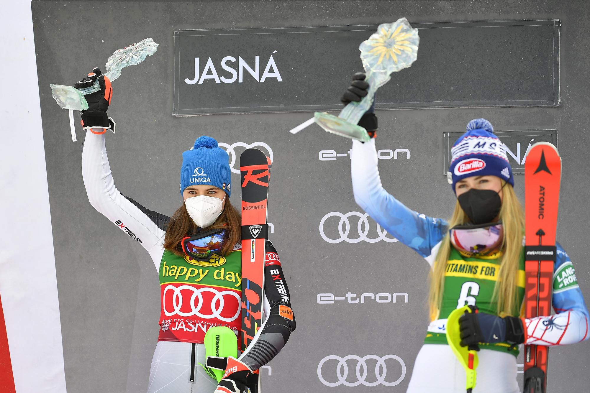 Petra Vlhová (vľavo) obsadila druhé miesto v slalome Svetového pohára alpských lyžiarok v Jasnej. Zvíťazila Američanka Mikaela Shiffrinová (vpravo)