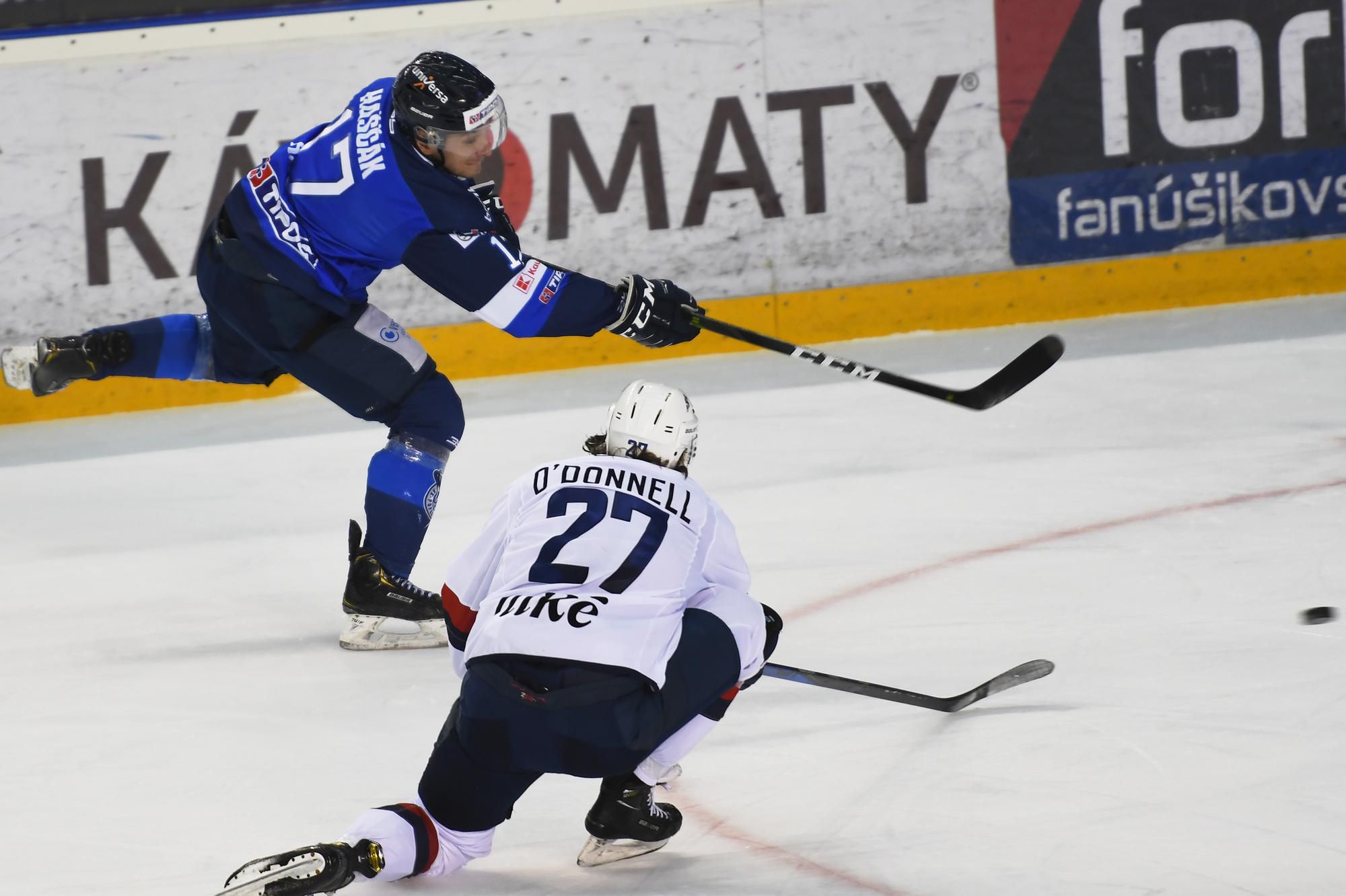 Marcel Haščák (HK Poprad) dole Brendan O´Donnell (HC Slovan Bratislava).