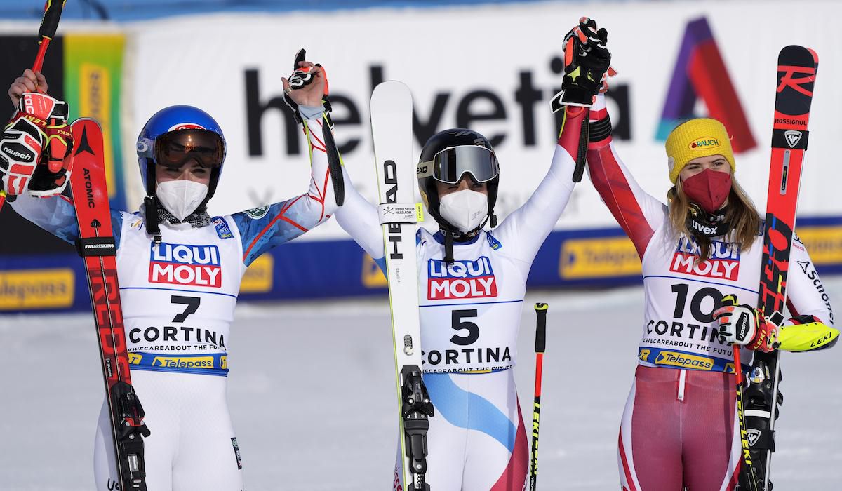 Víťazka Lara Gutová-Behramiová (uprostred), strieborná Mikaela Shiffrinová (vľavo) a bronzová Katharina Liensbergerová