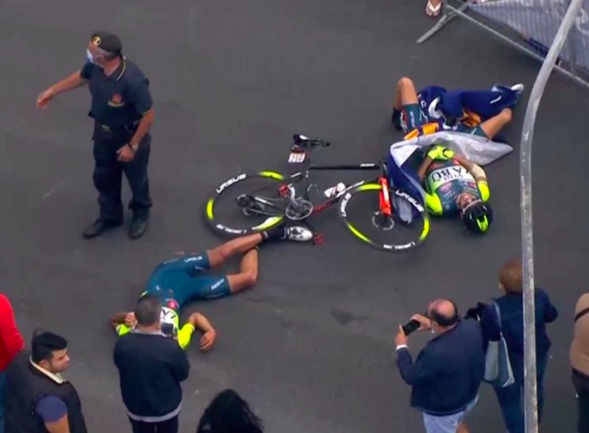 Helikoptéra na Giro d'Italia spôsobila pád cyklistov, jeden upadol do bezvedomia