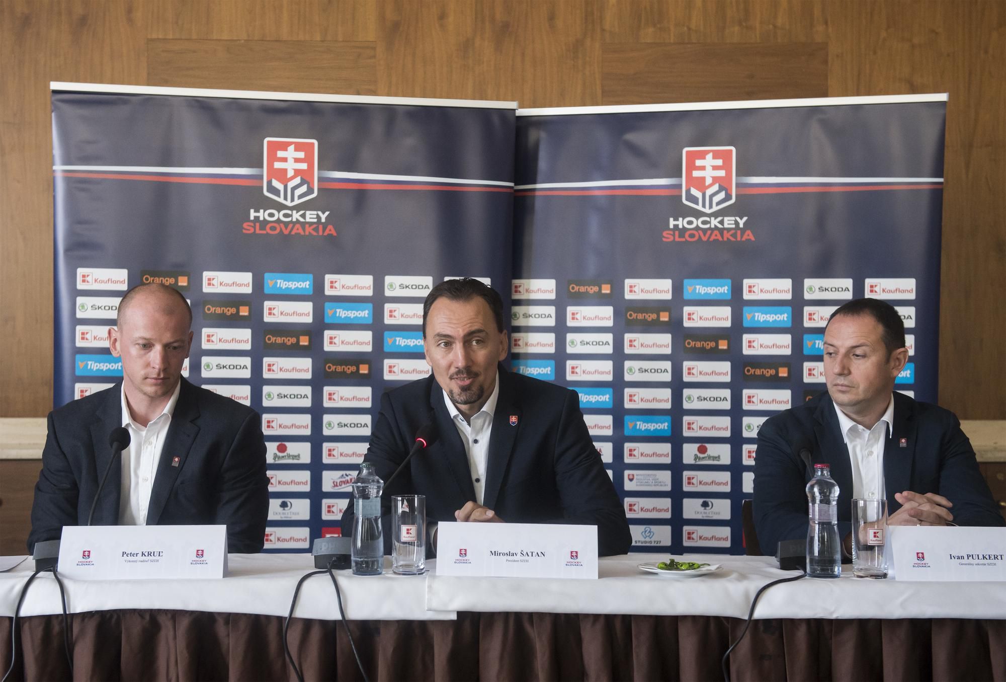 výkonný riaditeľ Slovenského zväzu ľadového hokeja (SZĽH) Peter Kruľ, prezident SZĽH Miroslav Šatan a generálny sekretár SZĽH Ivan Pulkert