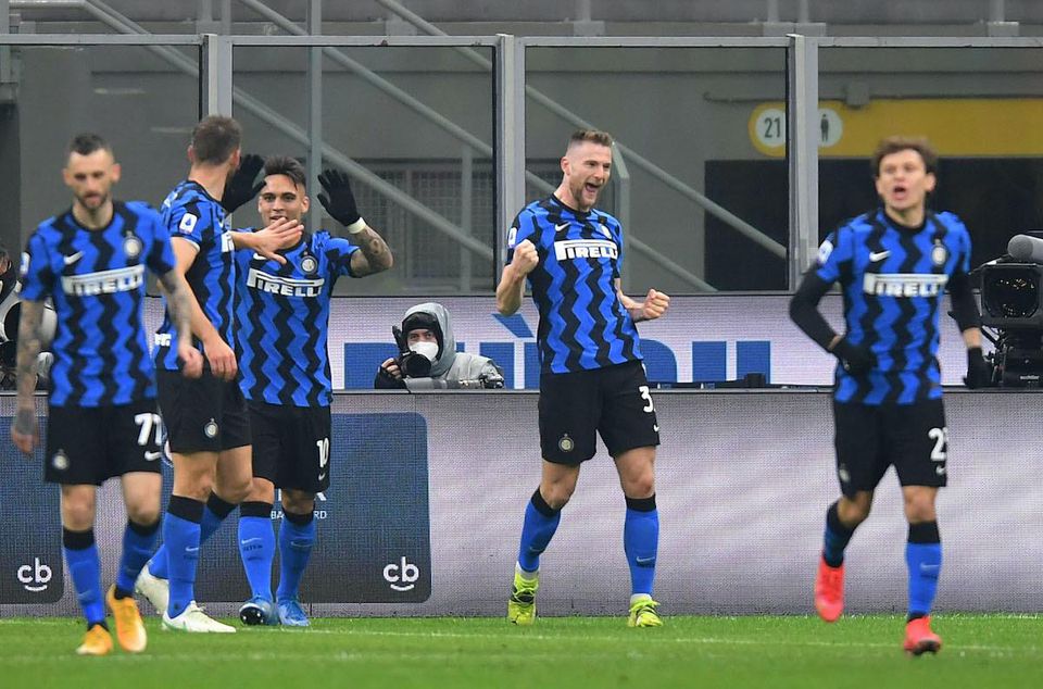 Milan Škriniar oslavuje gól so spoluhráčmi.