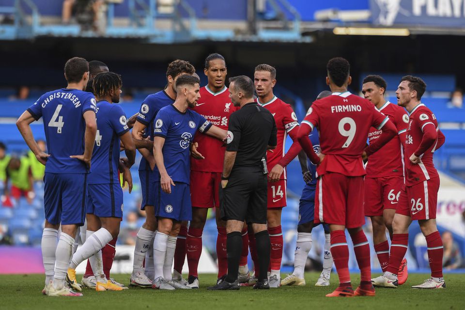 Hrači Chelsea a Liverpoolu diskutujú s hlavným rozhodcom