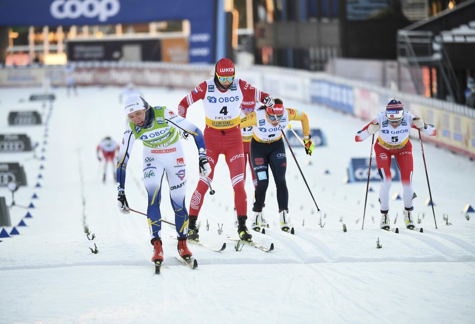 Švédka Linn Svahnová zdoláva Rusku Juliu Stupakovú vo finiši pretekov Svetového pohára vo Falune