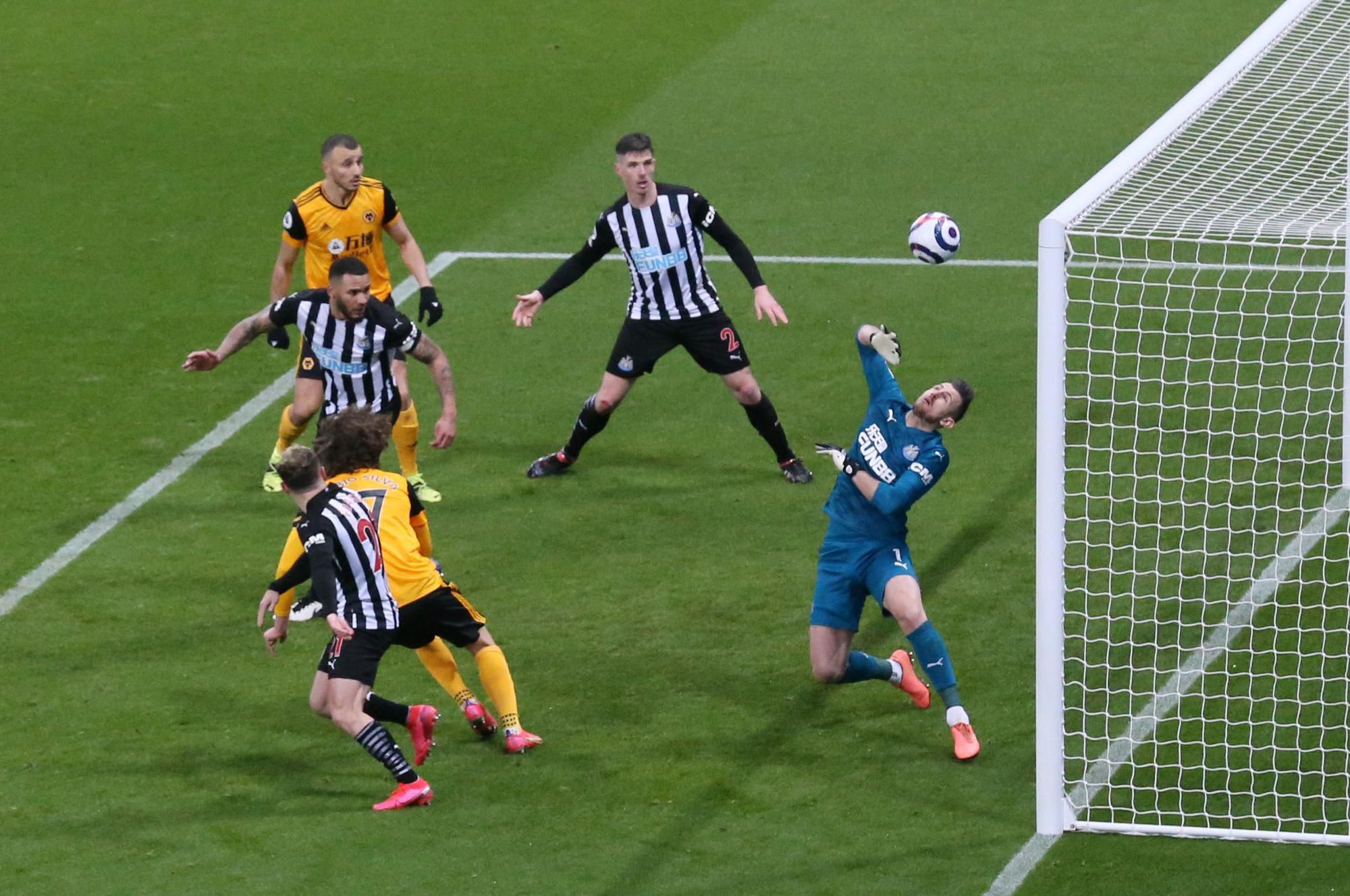 Newcastle United vs Wolverhampton Wanderers, zákrok Martina Dúbravku