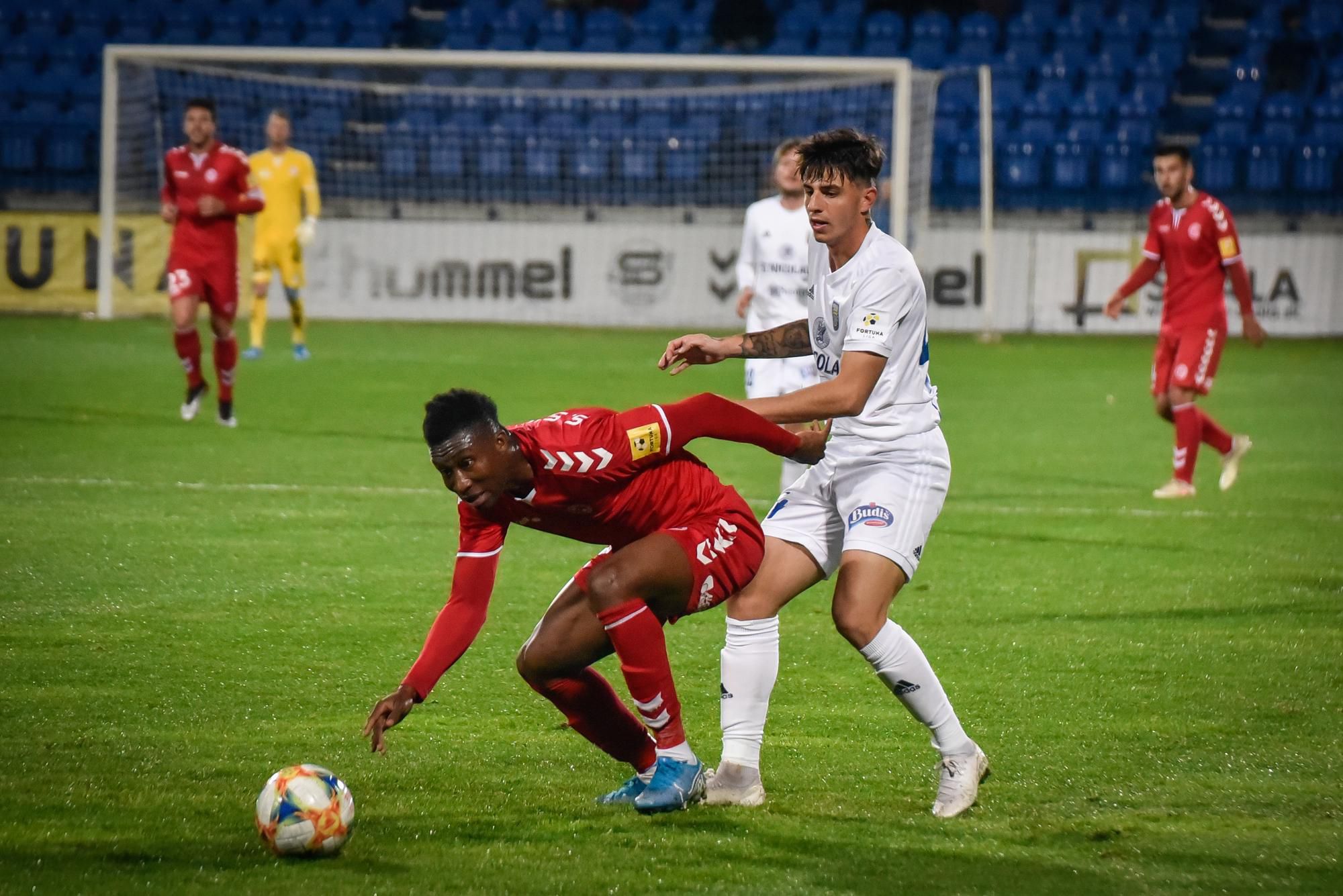 Sadam Sulley (FK Senica) a Lazaros Rota (MFK Zemplín Michalovce)