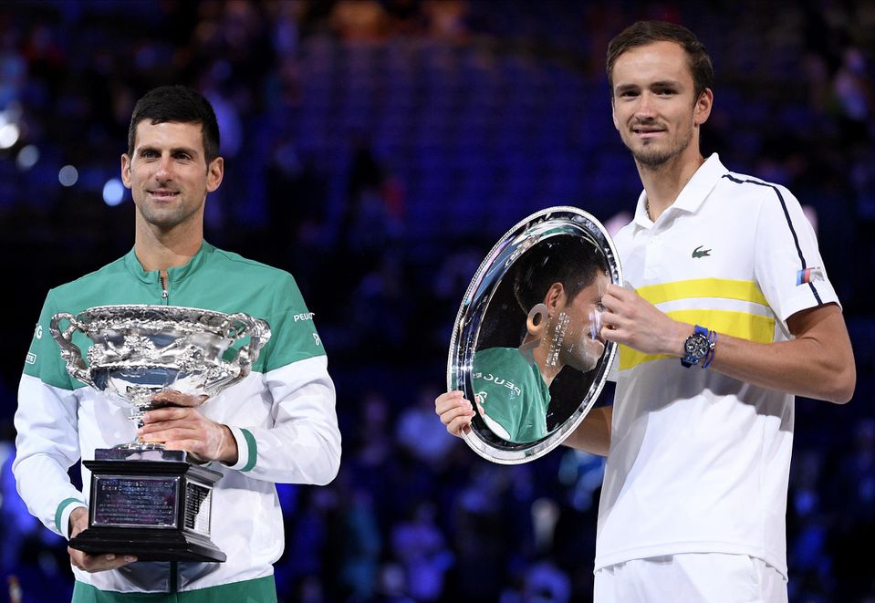 Novak Djokovič a Daniil Medvedev pózujú s trofejami po finále Australian Open 2021