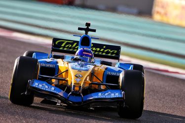 Fernando Alonso prevetral majstrovský Renault spred 15 rokov. Vypočujte si rachot motora V10