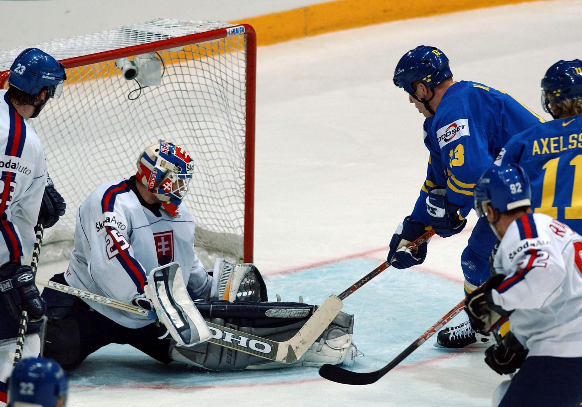 Na snímke vpravo Švéd Mats Sundin strieľa druhý gól do siete brankára Slovenska Jána Lašáka v semifinále MS 2003