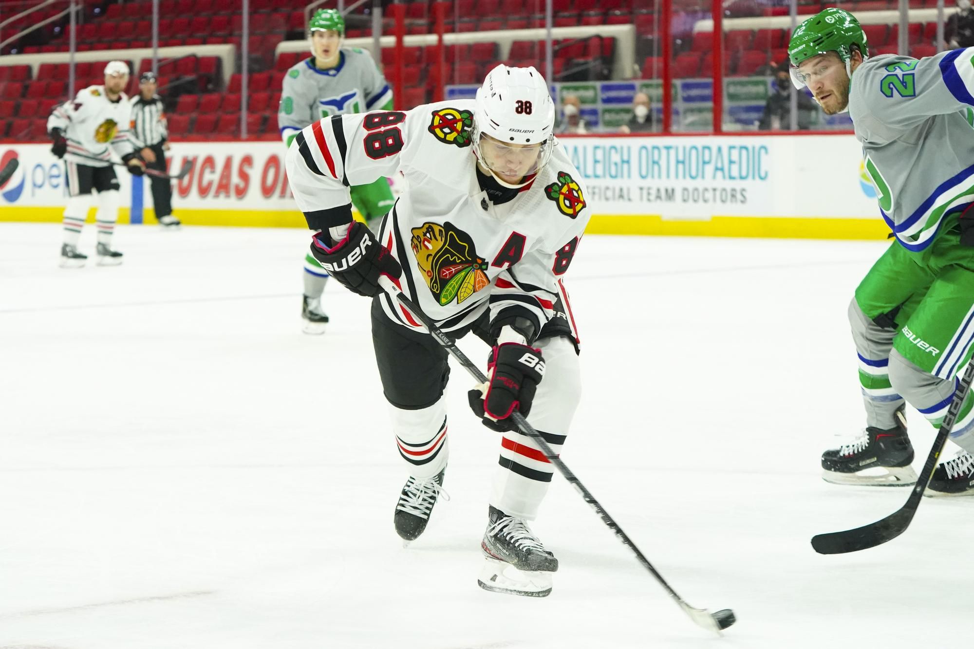 Patrick Kane (Chicago Blackhawks) v zápase proti Caroline Hurricanes