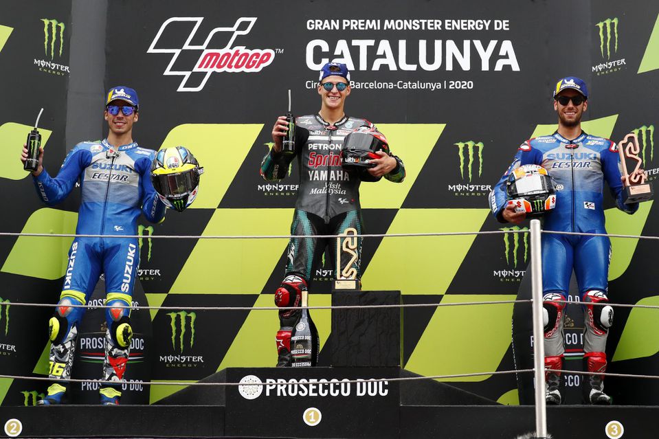 Moto GP: VC Katalánska - druhý Joan Mir, víťaz Fabio Quartararo a tretí Alex Rins, zľava do prava