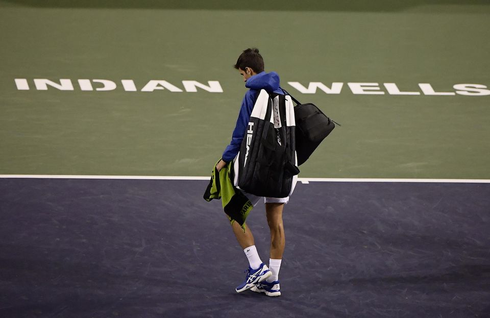 Novak Djokovič odchádz z kurtu na turnaji ATP v Indian Wells