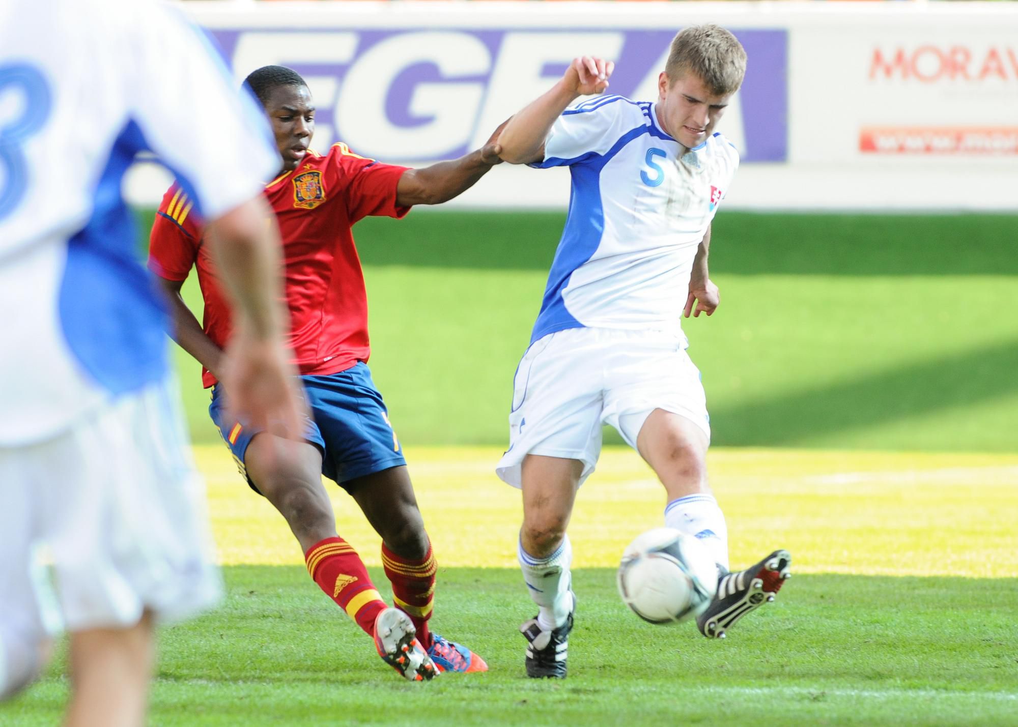 Michal Vodecký v súboji so španielskym reprezentantom Adamom Traorém.