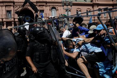 FOTO+Rozlúčka s Maradonom sa zvrhla, policajti použili gumové projektily