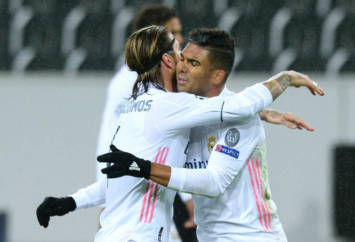 Casemiro a Sergio Ramos.