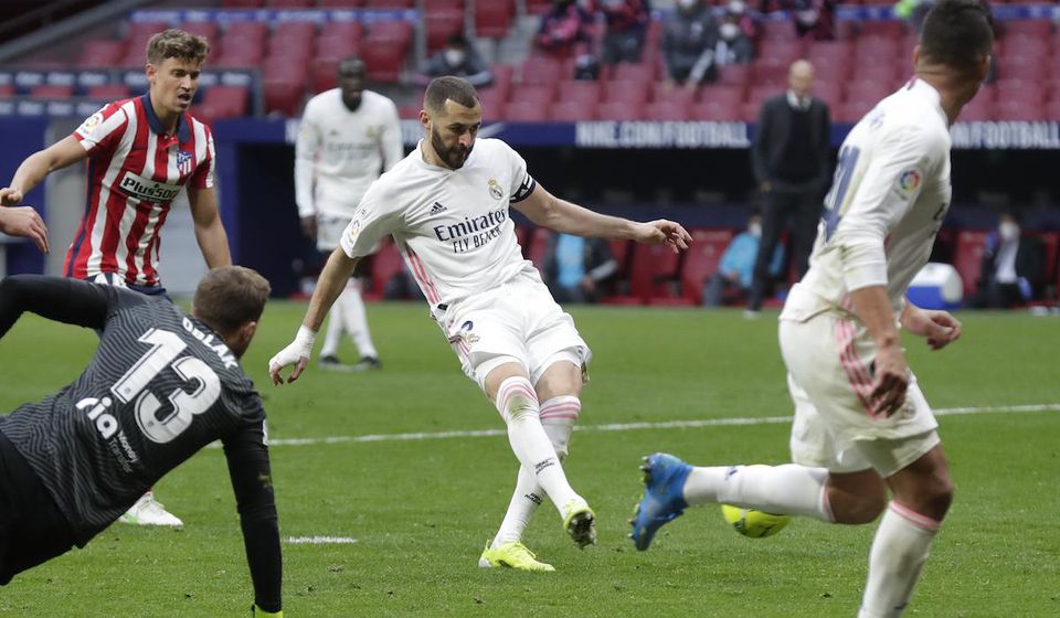 Karim Benzema strieľa gól Atleticu Madrid