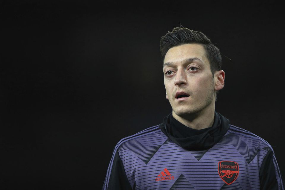 Mesut Özil v drese londýnskeho Arsenalu.