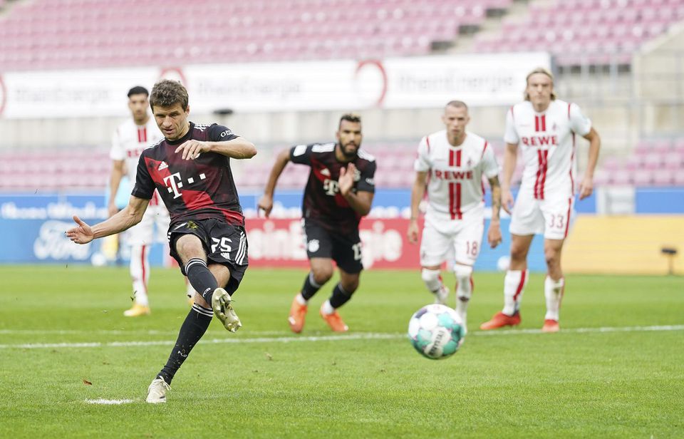 Thomas Müller strieľa gól z pokutového kopu