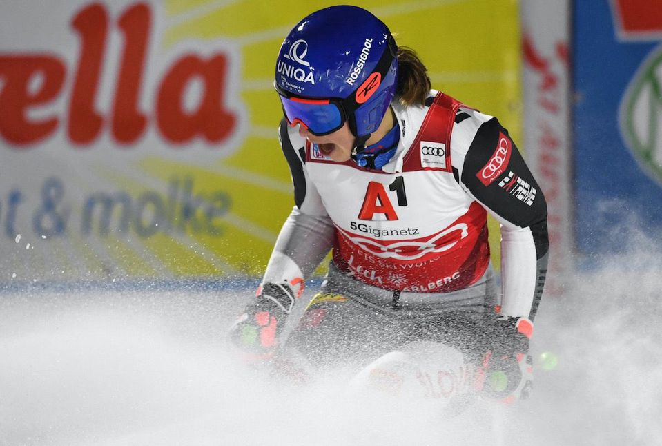 Slovenská lyžiarka Petra Vlhová sa teší v cieli.