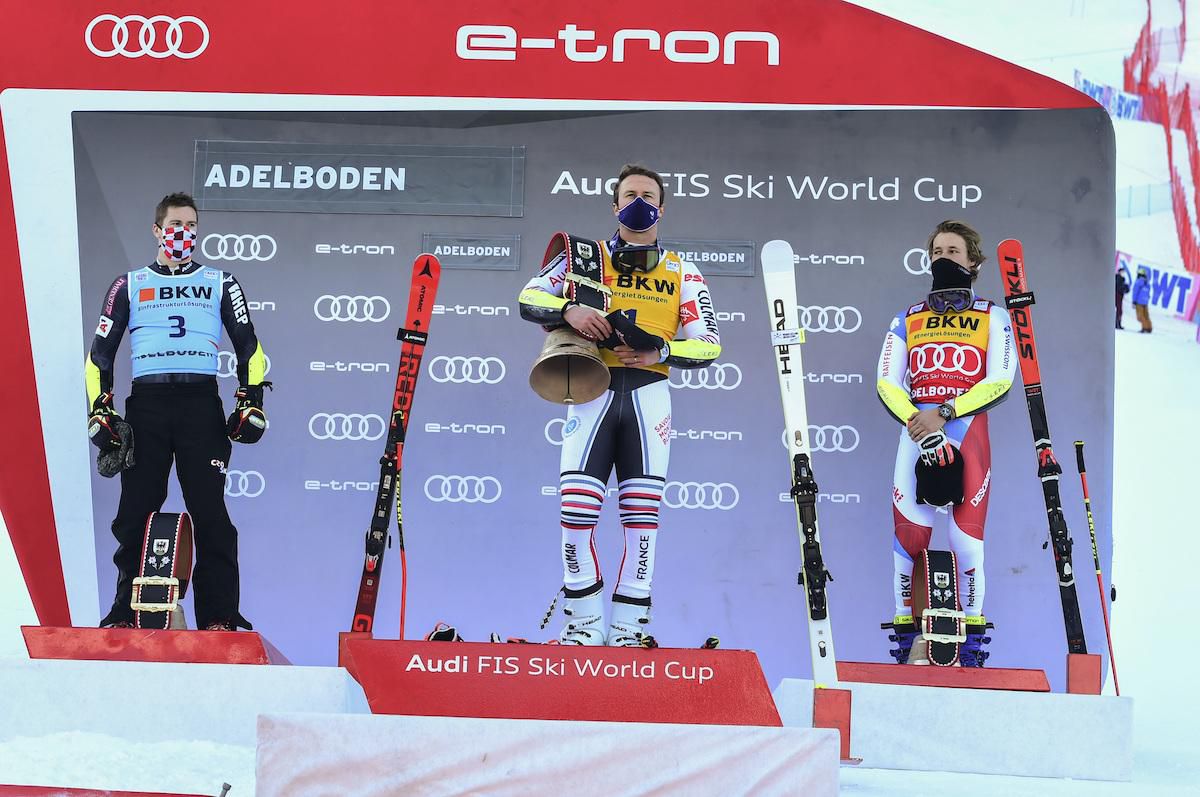 Víťazný francúzsky lyžiar Alexis Pinturault (uprostred) pózuje na pódiu s druhým Chorvátom Filipom Zubčičom (vľavo) a tretím Švajčiarom Marcom Odermattom (vpravo)