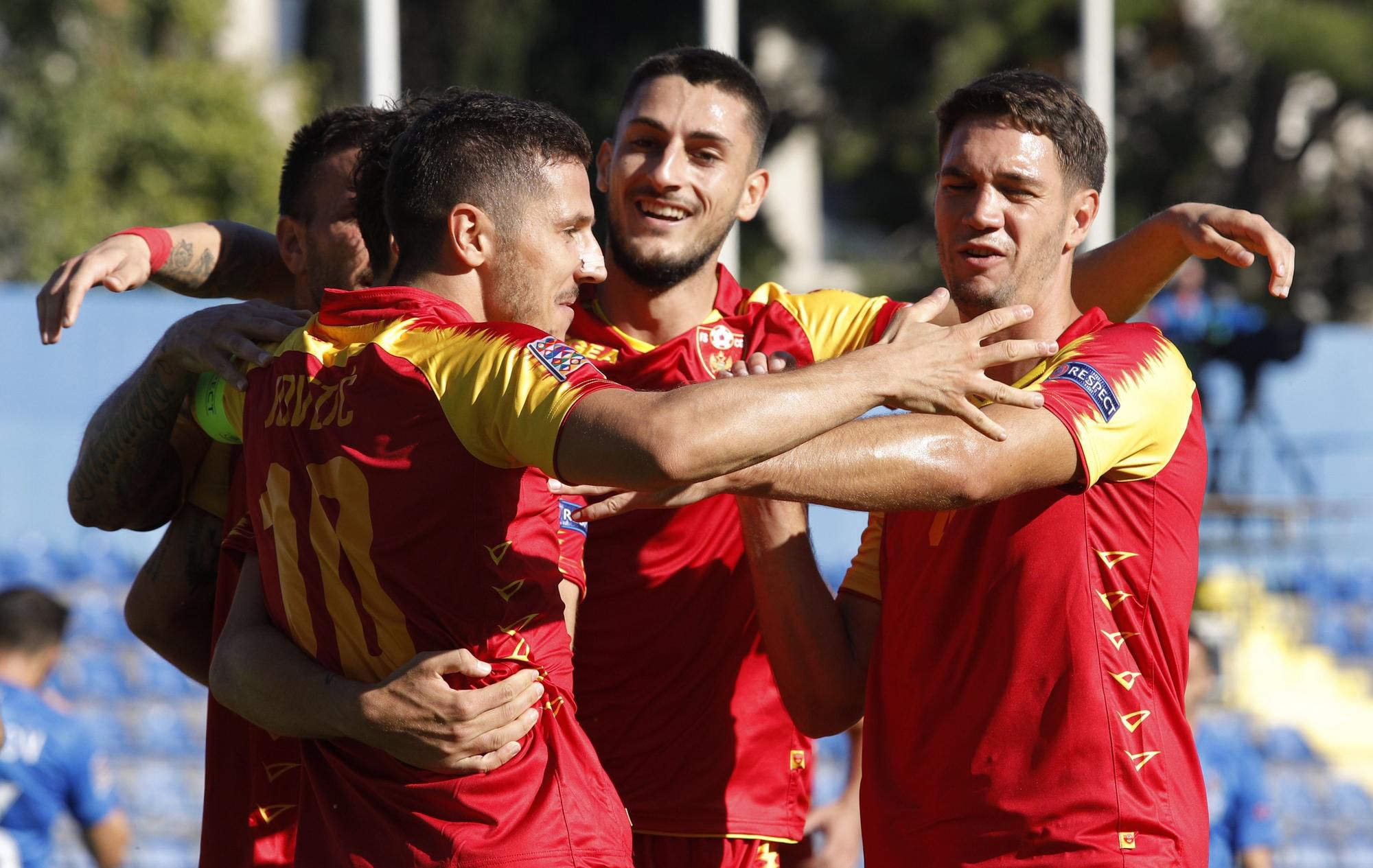 Hráči Čiernej Hory oslavujú gól
