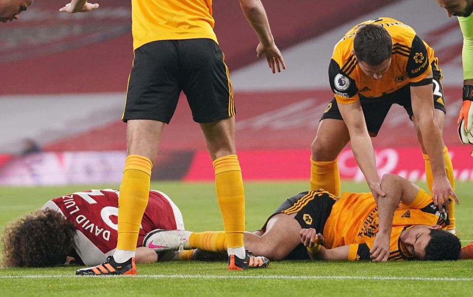 Zápas Arsenalu s Wolves prerušili na 10 minút, Jimenez sa vážne zranil.
