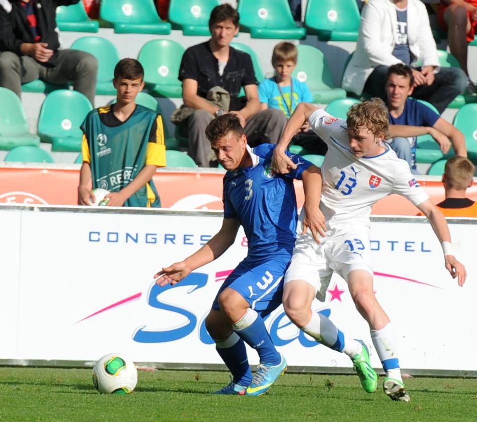 Lukáš Čmelík (13) bojuje o loptu v semifinále ME proti Taliansku.