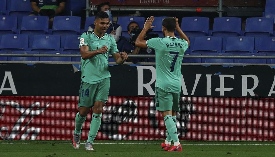 Hráč Realu Madrid Casemiro (vľavo) oslavuje so spoluhráčom Edenom Hazardom.