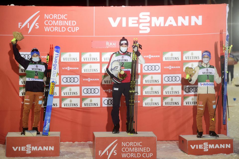 Zľava druhý Nemec Fabian Riessle, víťaz Jens Luraas Oftebro Nór a tretí Manuel Faisst Nemec