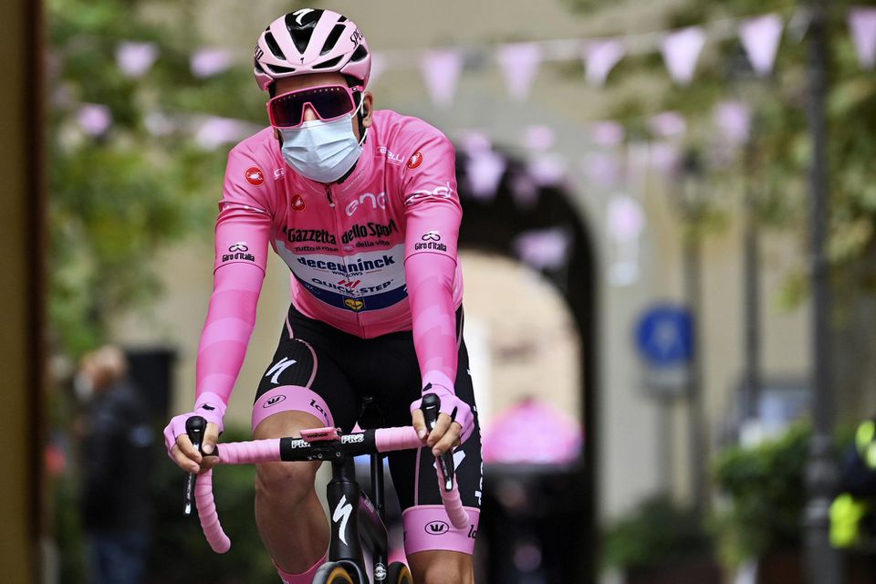 Joao Almeida v ružovom drese pre celkového lídra Giro d'Italia