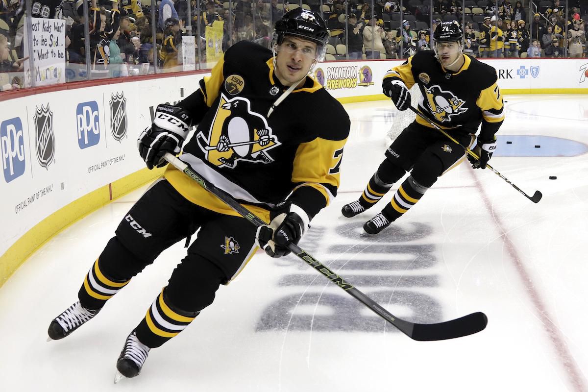 Hokejisti Pittsburghu Sidney Crosby a v pozadí Jevgenij Malkin.