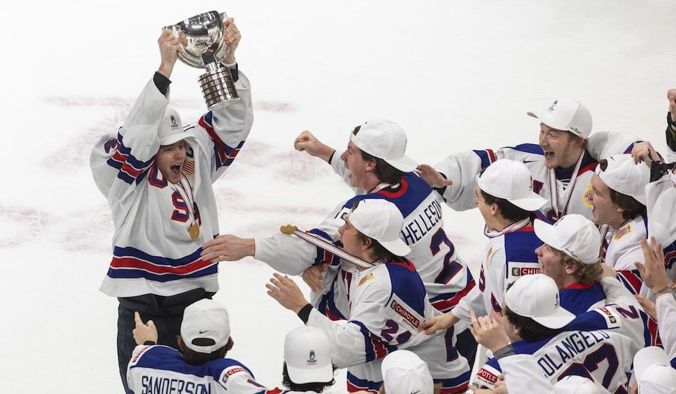 Hokejisti USA oslavujú titul na MS v hokeji do 20 rokov