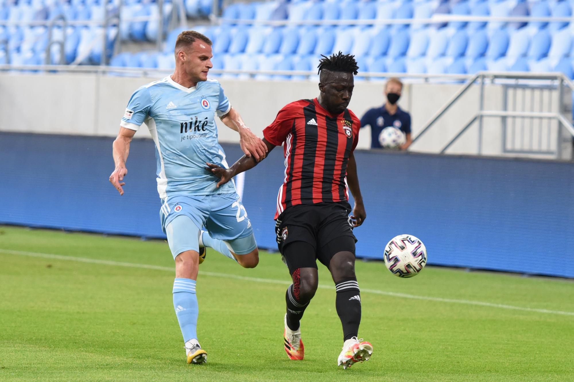 hráč Slovana Lukáš Pauschek a hráč Spartaka Yann Michael Yao počas zápasu 6. kola Fortuna ligy medzi ŠK Slovan Bratislava a FC Spartak Trnava