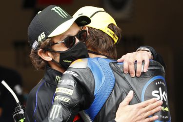 Nevlastný brat Valentina Rossiho smeruje do MotoGP