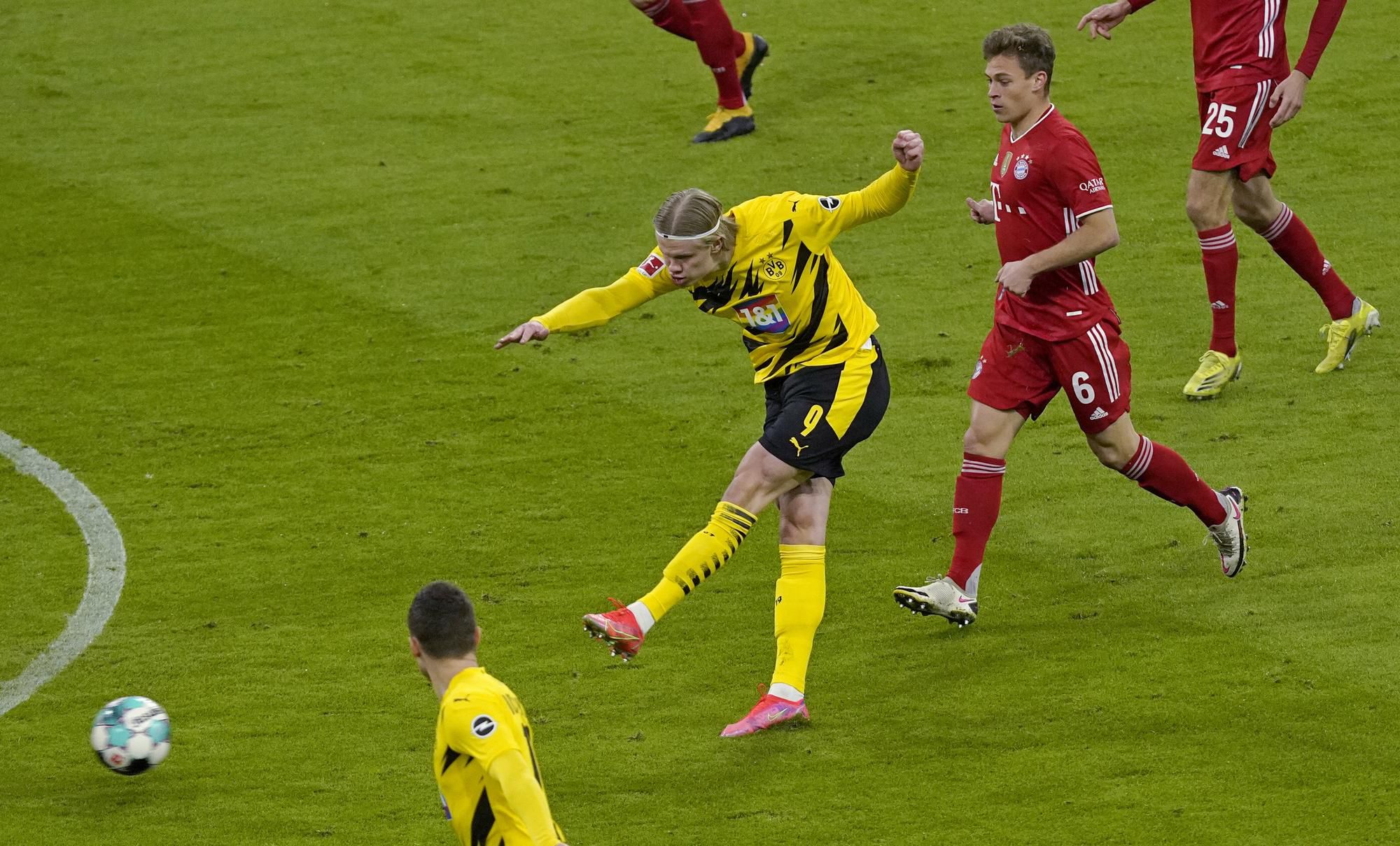 Erling Haaland (Borussia Dortmund) strieľa úvdoný gól do siete Bayernu Mníchov