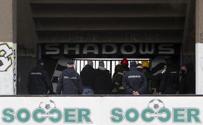 Policajné razie na štadiónoch Partizanu a Crvenej zvezdy Belehrad: To nie sú fanúšikovia, ale kriminálnici